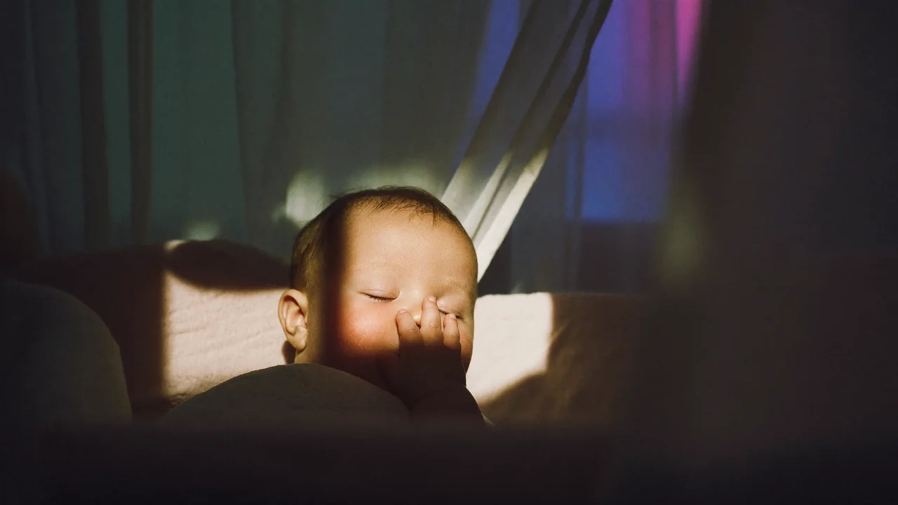 Baby tiredness signs: how to read them before the crying starts